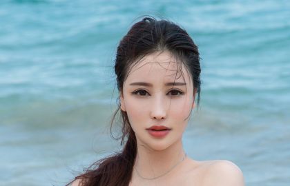 海滩丰满白皙的性感美女,可做手机壁纸