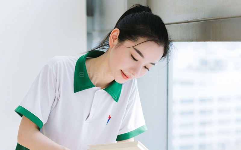 校花美女身穿校服在整理书籍