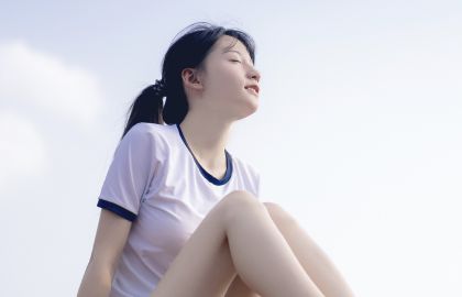 清秀甜美的女生抬头迎风思索