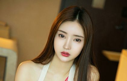 身材丰满的娃娃脸长发美女