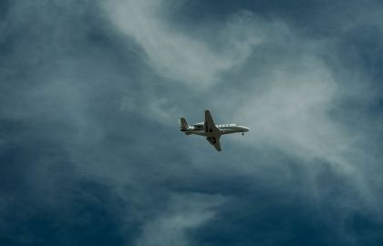 天空飞机飞行的特写图片可以做上升类型的企业网站宣传设计的背景素材