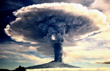 蓝天下火山喷发巨大的蘑菇云直冲云霄非常壮观大气