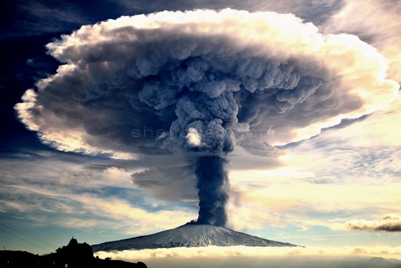 蓝天下火山喷发巨大的蘑菇云直冲云霄非常壮观大气