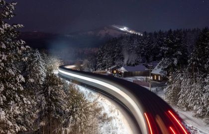 公路,轿车,摩托车,自行车,椅子