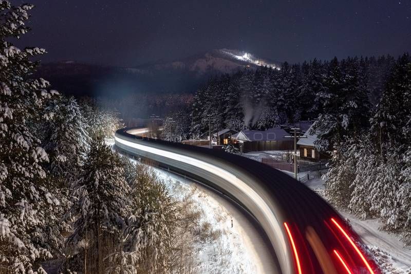 公路,轿车,摩托车,自行车,椅子